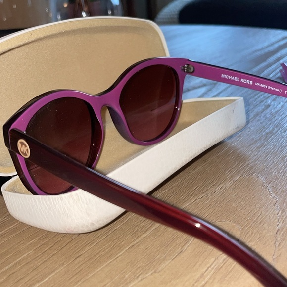 MICHAEL KORS SUNGLASSES - Picture 2 of 4